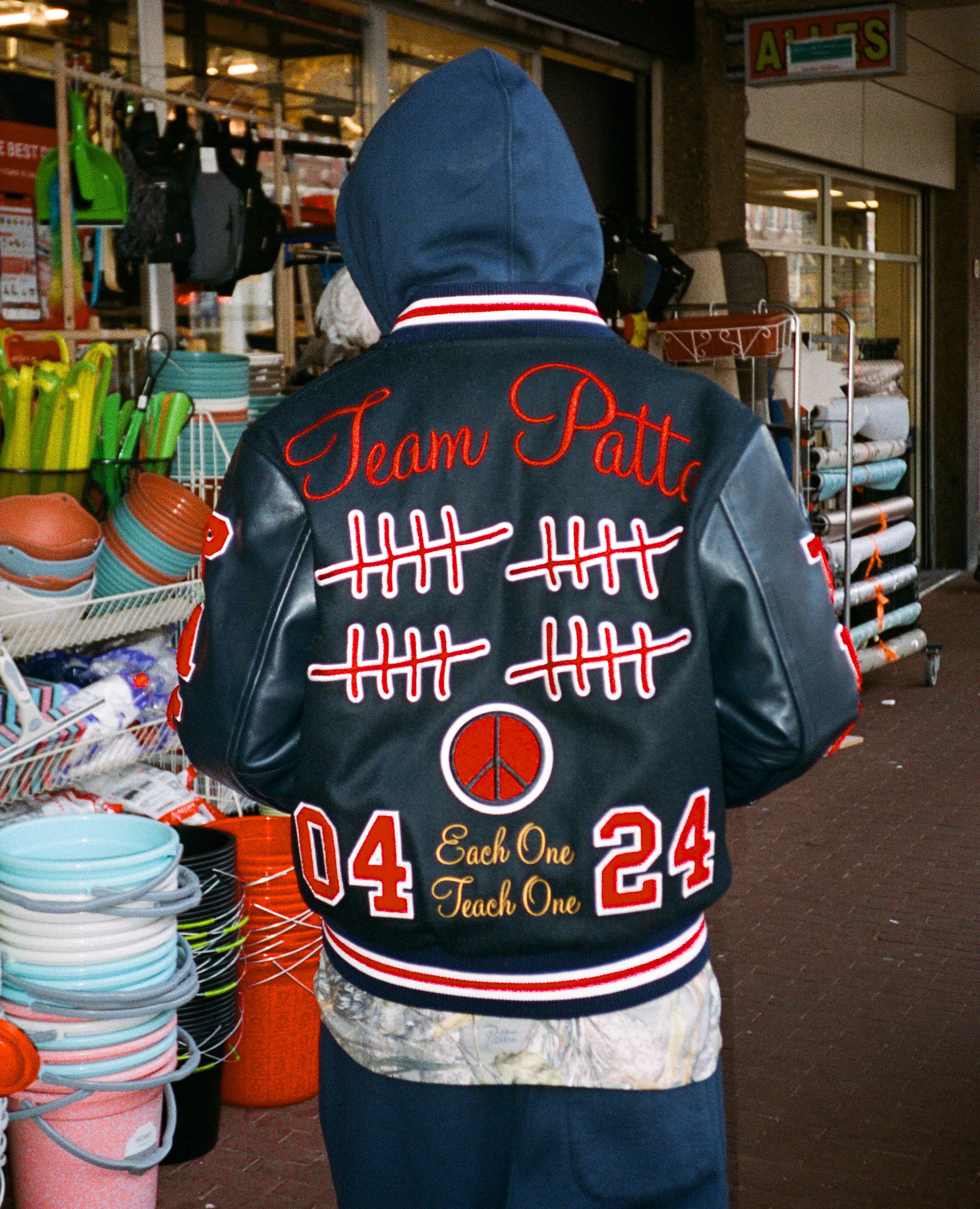 Secondhand clothing image